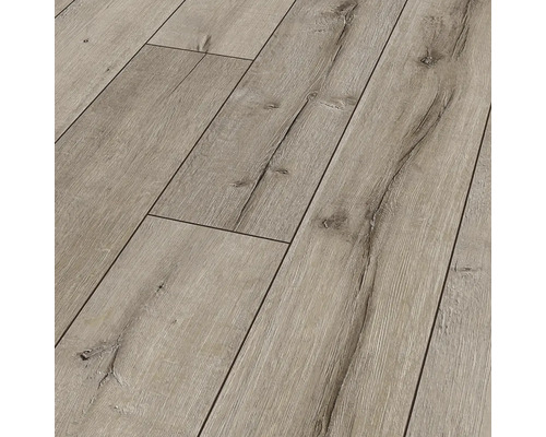 Položená laminátová podlaha se vzhledem dřeva