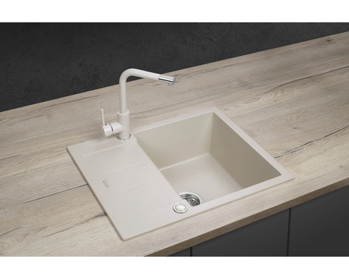 Dřez s odkapávací plochou a vodovodní baterií na kuchyňské lince