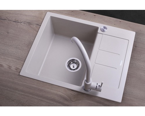 Granitový dřez s odkapávací plochou a vodovodní baterií