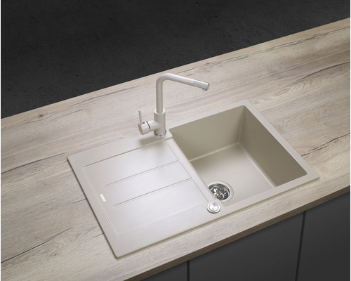 Dřez s odkapávací plochou a baterií na pracovní desce