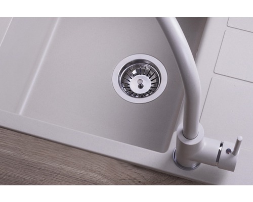 Detailní pohled na kuchyňský dřez s baterií a odtokem