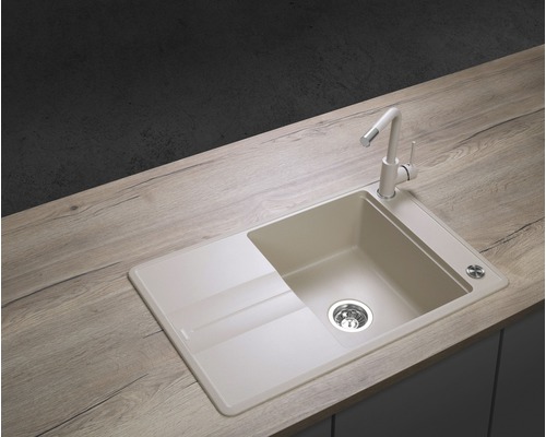 Dřez s odkapávací plochou a baterií na pracovní desce