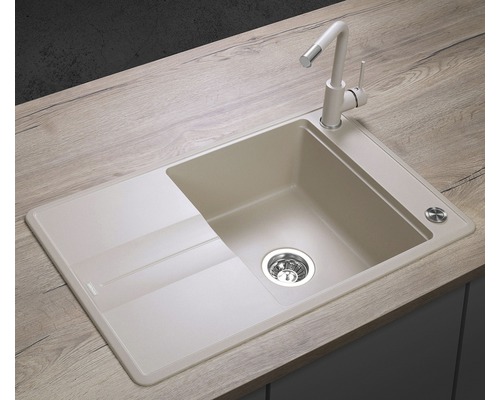 Dřez s odkapávací plochou a armaturou na pracovní desce.