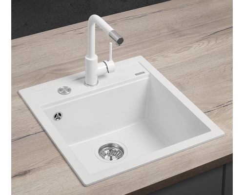 Granitový dřez s baterií na pracovní desce