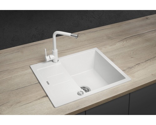 Kuchyňský dřez s odkapávací plochou a vodovodní baterií na pracovní desce