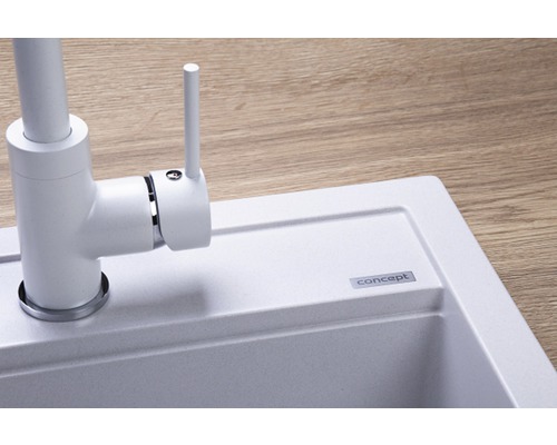 Kuchyňský dřez s bílou armaturou