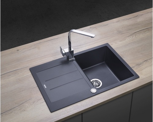 Kompozitový dřez s odkapávací plochou a vodovodní baterií na pracovní desce