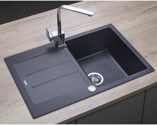 Granitový dřez s odkapávací plochou a vodovodní baterií na pracovní desce