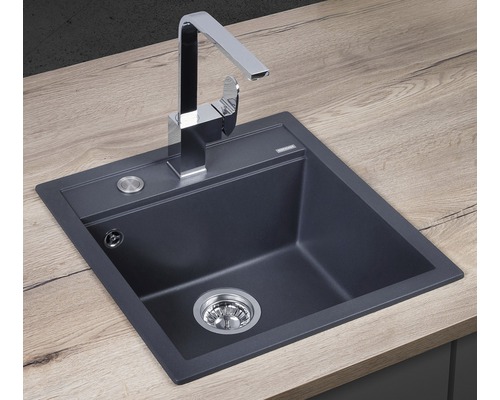 Kuchyňský dřez s vodovodní baterií na pracovní desce