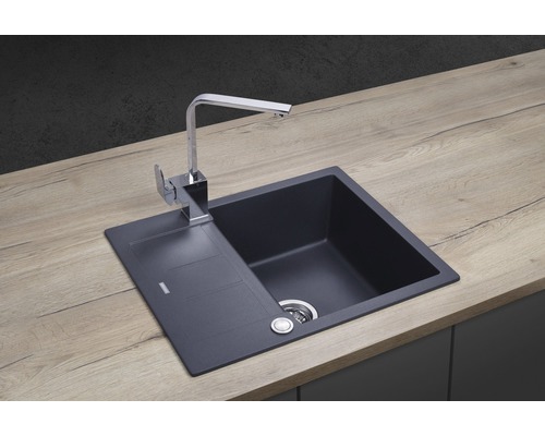 Tmavý dřez s odkapávací plochou a chromovanou baterií na pracovní desce