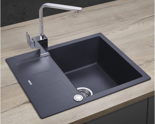 Tmavě šedý kuchyňský dřez s odkapávací plochou a vodovodní baterií