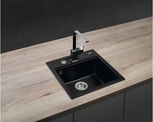 Dřez s vodovodní baterií na pracovní desce