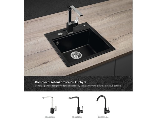 Černý kuchyňský dřez s vodovodní baterií na kuchyňské lince