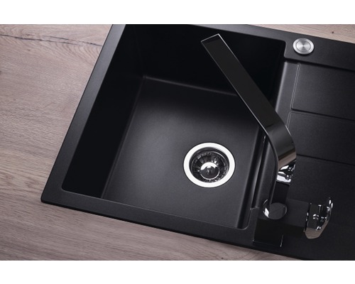 Černý kuchyňský dřez s vodovodní baterií