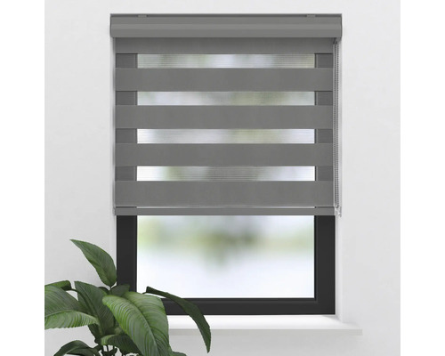 Šedá dvojitá roleta v okně pro regulaci světla
