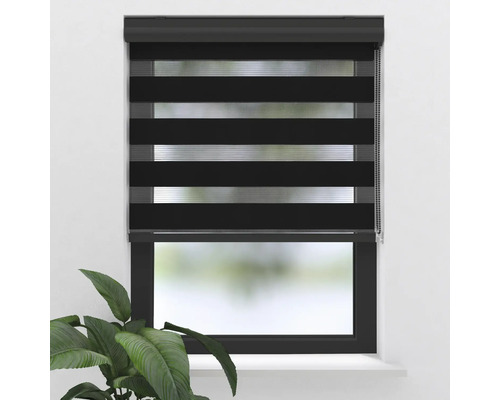 Dvojitá roleta na okně pro regulaci světla