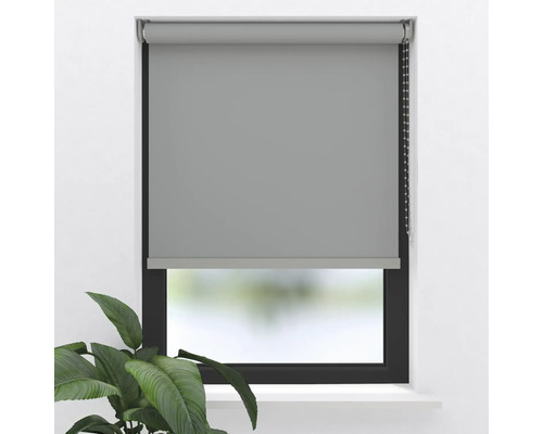 Šedá roleta na okně s řetízkovým ovládáním