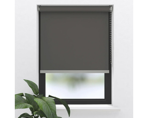 Šedá roleta v okně s řetízkovým ovládáním