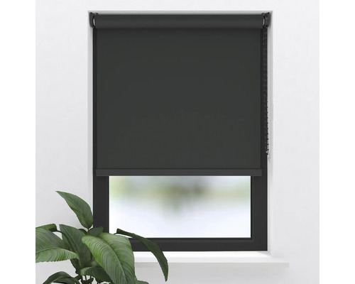 Okno s černou roletou pro zatemnění