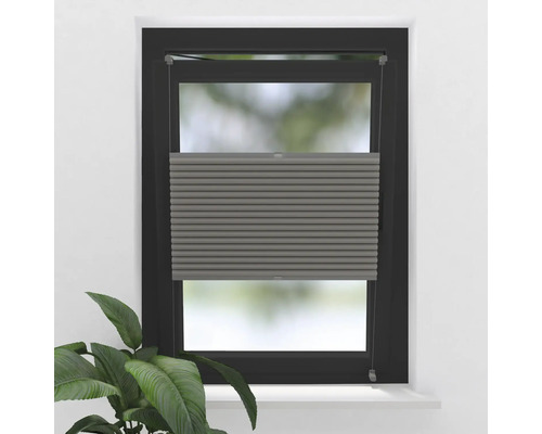 Šedé skládané žaluzie na okně pro regulaci světla