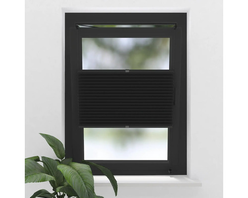 Černá plisovaná žaluzie v okně pro regulaci světla a soukromí.