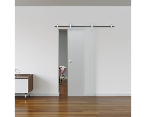 Skleněné posuvné dveře s kováním ve světlé místnosti