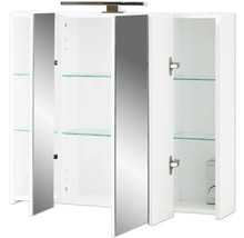 Otevřená zrcadlová skříňka se skleněnými policemi a osvětlením