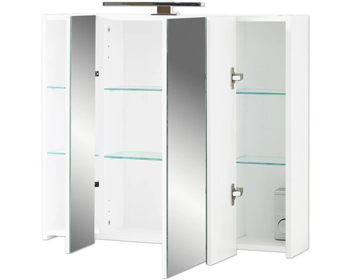 Otevřená zrcadlová skříňka se skleněnými policemi a osvětlením