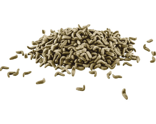 Hromada hnědého krmiva pro jezírkové ryby