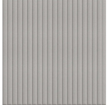 Šedá obkládačka s vertikálním pruhovaným vzorem.