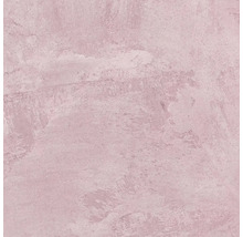 Detail růžové vinylové tapety s omítkovou texturou