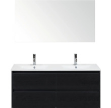 Koupelna se zrcadlem, umyvadlem, bateriemi a spodní skříňkou