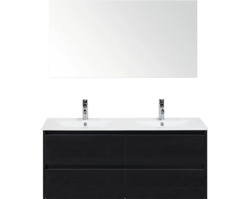 Koupelna se zrcadlem, umyvadlem, bateriemi a spodní skříňkou