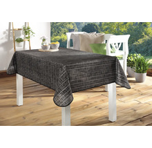 Stůl s vzorovaným ubrusem venku