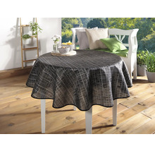 Kulatý stůl s vzorovaným ubrusem venku