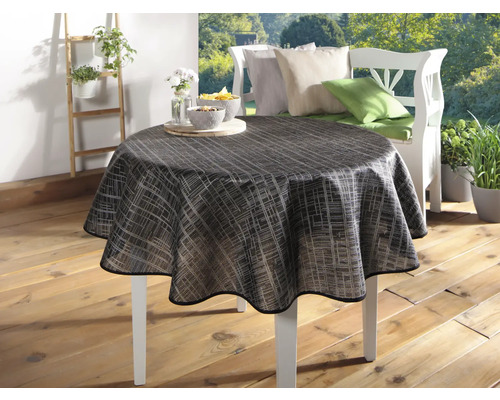 Kulatý stůl s vzorovaným ubrusem venku