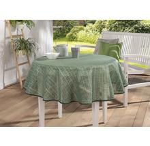 Zahradní scéna s kulatým stolem se zeleným ubrusem, nádobím a bílou zahradní lavicí