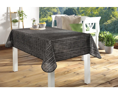 Stůl se šedým vzorovaným ubrusem pro venkovní použití