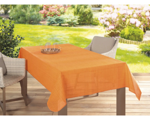 Stůl na zahradě s oranžovým ubrusem, nádobím a židlemi