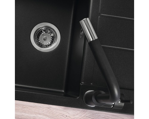 Detailní pohled na kuchyňský dřez s odtokem a připojením baterie