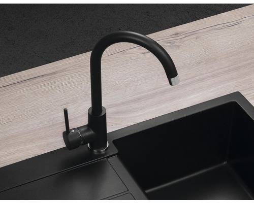 Černá kuchyňská baterie s dřezem na pracovní desce