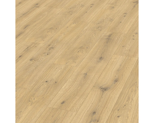 Položená laminátová podlaha s dřevěným vzhledem