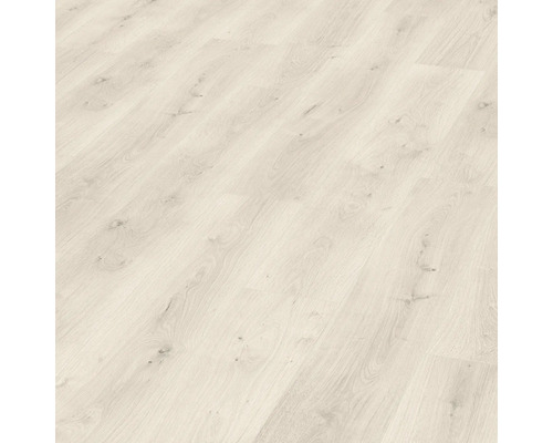 Světlá laminátová podlaha se vzhledem dřeva
