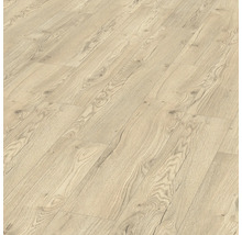 Položená laminátová podlaha s dřevěným vzhledem