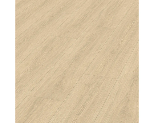 Světlá laminátová podlaha se vzhledem dřevěných prken
