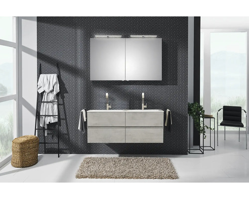 Světlá koupelna s umyvadlovou skříňkou, zrcadlovou skříňkou, žebříkem na ručníky a kobercem