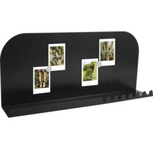 Černá poznámková tabule s fotografiemi a policí