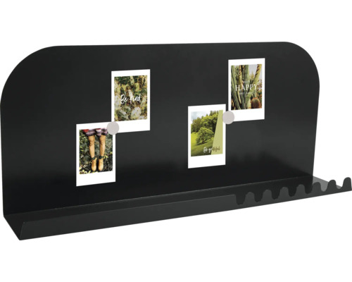 Černá poznámková tabule s fotografiemi a policí