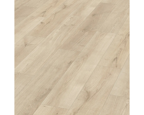 Podlaha ze světlé laminátové podlahy s vzhledem dřeva.