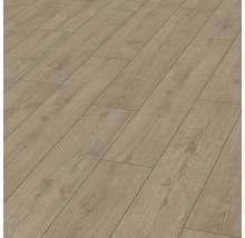 Položená laminátová podlaha s dřevěným vzhledem